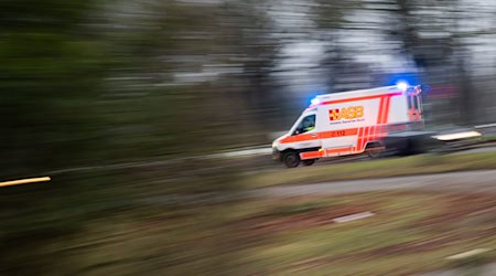 Ein Rettungswagen ist mit Blaulicht im Einsatz. / Foto: Julian Stratenschulte/dpa