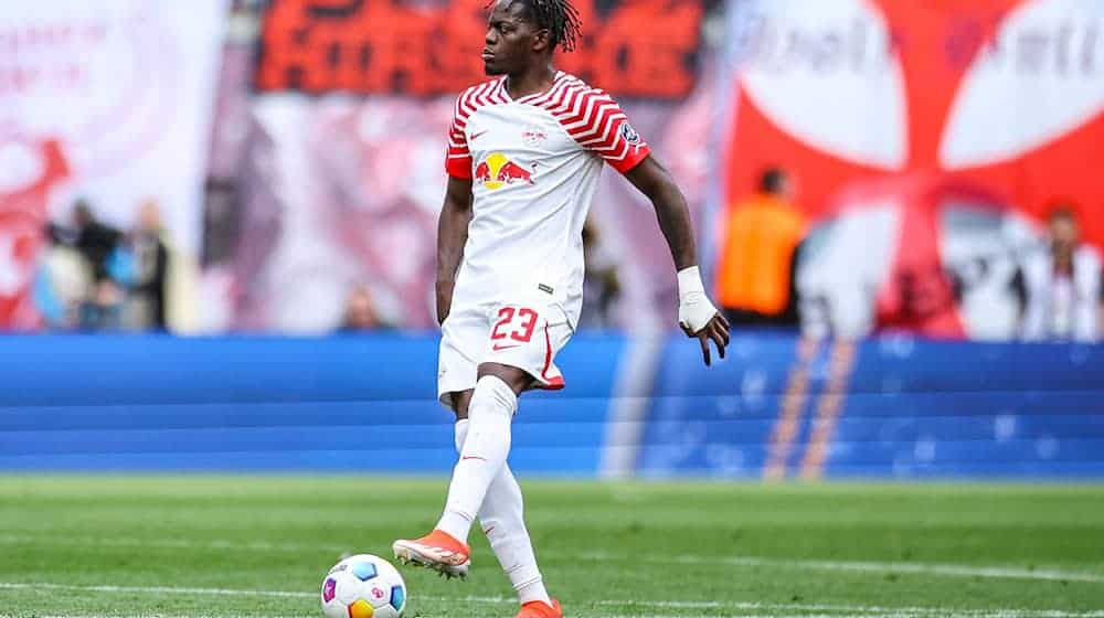 Fußball: Bundesliga, RB Leipzig - Borussia Dortmund, 31. Spieltag in der Red Bull Arena. Leipzigs Spieler Castello Lukeba am Ball. / Foto: dpa