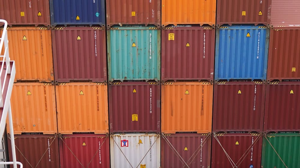 Ein Lascher sichert die Container auf einem Containerschiff am Container Terminal Altenwerder (CTA) im Hamburger Hafen. / Foto: Marcus Brandt/dpa