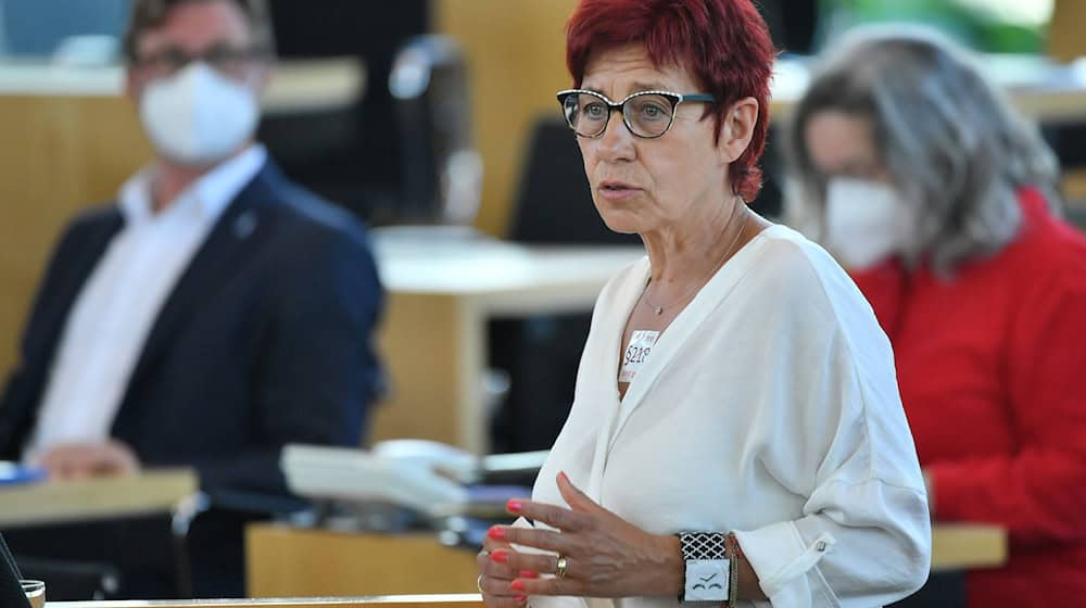 Die Linke-Sozialpolitikerin Karola Stange spricht im Plenarsaal des Thüringer Landtags. / Foto: Martin Schutt/dpa-Zentralbild/dpa/Archivbild