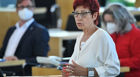 Die Linke-Sozialpolitikerin Karola Stange spricht im Plenarsaal des Thüringer Landtags. / Foto: Martin Schutt/dpa-Zentralbild/dpa/Archivbild