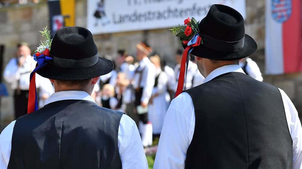 Männer in den Thüringer Trachten aus Mengersgereuth-Hämmern. / Foto: Martin Schutt/dpa-Zentralbild/dpa