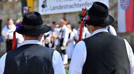 Männer in den Thüringer Trachten aus Mengersgereuth-Hämmern. / Foto: Martin Schutt/dpa-Zentralbild/dpa