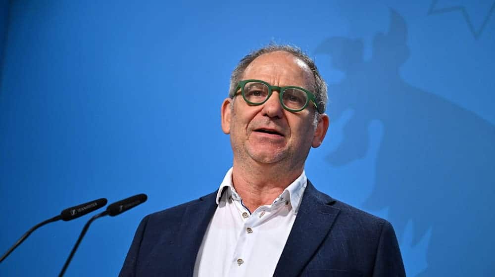 Thüringens Umweltminister Bernhard Stengele spricht bei einer Pressekonferenz. / Foto: Martin Schutt/dpa