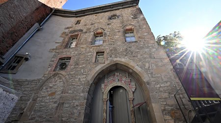 Die Sonne scheint in den Innenhof der Alten Synagoge. / Foto: Martin Schutt/dpa