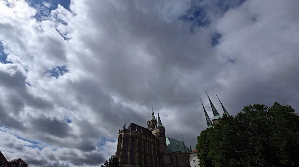 Wolken ziehen über den Domplatz mit Mariendom und Severikirche. / Foto: Martin Schutt/dpa/Archivbild