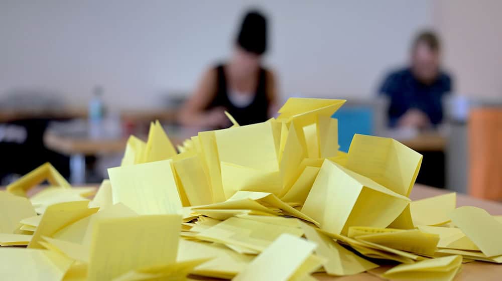 Die Stimmzettel für die Auszählung der Stimmen zur Bürgermeisterwahl vor zwei Wochen in Arnstadt auf einem Tisch im Wahllokal in der Stadthalle Arnstadt. / Foto: Jacob Schröter/dpa