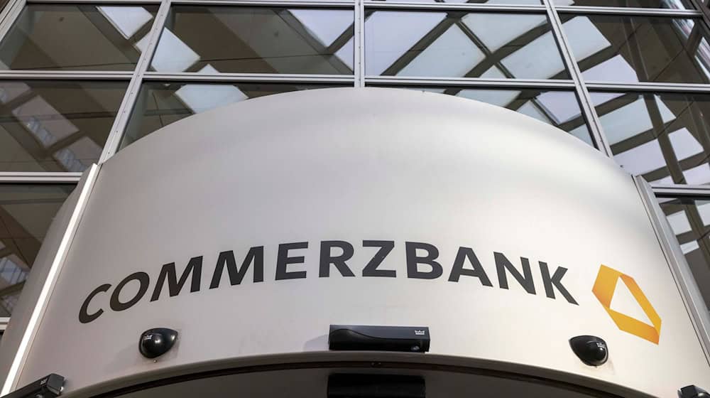 Der Schriftzug "Commerzbank" ist auf Commerzbank-Tower im Zentrum der Bankenstadt zu sehen. / Foto: Helmut Fricke/dpa