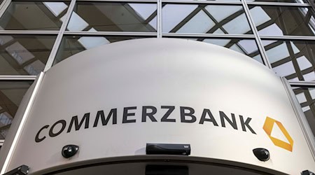 Der Schriftzug "Commerzbank" ist auf Commerzbank-Tower im Zentrum der Bankenstadt zu sehen. / Foto: Helmut Fricke/dpa