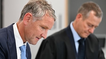 Björn Höcke, Vorsitzender der Thüringer AfD, sitzt im Landgericht. / Foto: Hendrik Schmidt/dpa Pool/dpa