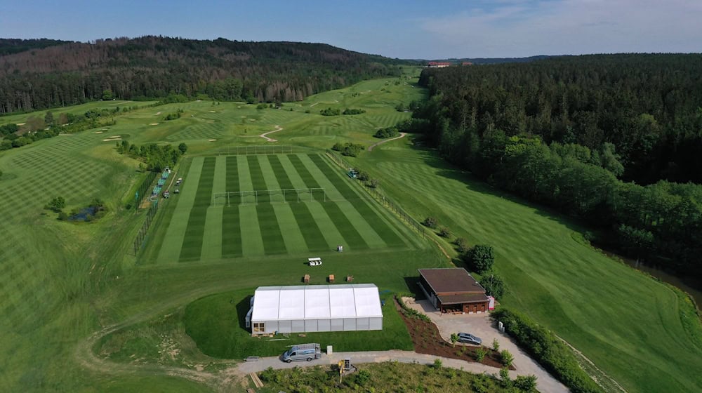 Ein Fußballplatz ist auf dem 45-Loch-Golfplatz des Spa & Golf Resort Weimarer Land vorbereitet. / Foto: Martin Schutt/dpa