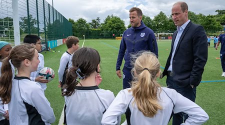 Der britische Prinz William (r) und Spieler Harry Kane sprechen mit Kindern während eines Besuchs im St. George's Park, wo er sich mit der englischen Fußballnationalmannschaft trifft. / Foto: Paul Cooper/Daily Telegraph/PA Wire/dpa