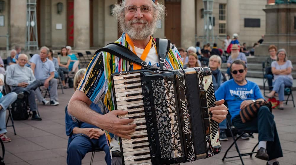 Festivalleiter Alan Bern spielt im Rahmen des Yiddish Summer Weimar 2020 bei einer Jam-Session auf dem Theaterplatz auf einem Akkordeon. / Foto: Shendl Copitman/-/dpa