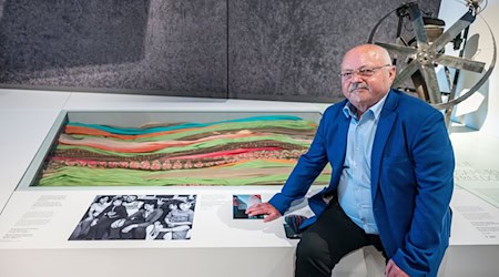 Günter Wetzel sitzt im Haus der Bayerischen Geschichte an einer Vitrine. / Foto: Armin Weigel/dpa