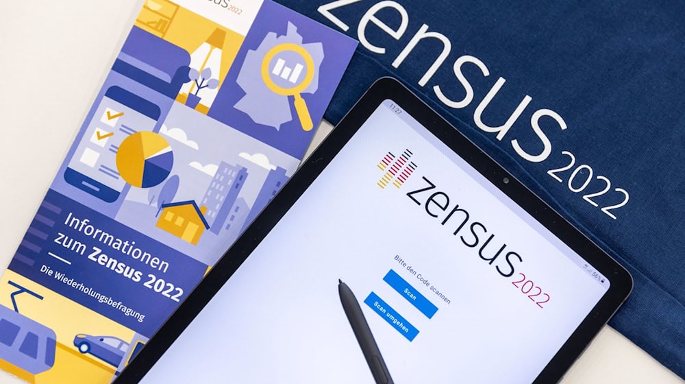 «Zensus 2022» steht auf einem Tablet, mit dem Erhebungsbeauftragte des Zensus, die Befragungen vor Ort durchführen. / Foto: Daniel Karmann/dpa