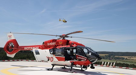 Der Hubschrauber ist einer von vier in Thüringen stationierten und der einzige, der auch in der Nacht Einsätze fliegen kann. / Foto: Bodo Schackow/dpa