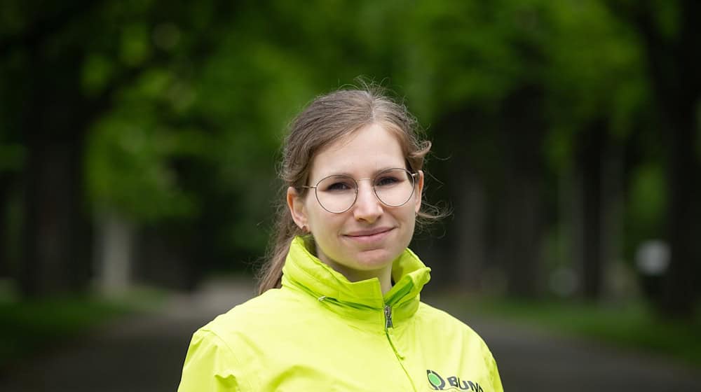 Lilith Stelzner, Naturschutzreferentin beim BUND Baden-Württemberg, steht auf dem Hauptfriedhof in Stutttgart. / Foto: Marijan Murat/dpa