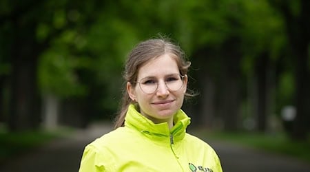 Lilith Stelzner, Naturschutzreferentin beim BUND Baden-Württemberg, steht auf dem Hauptfriedhof in Stutttgart. / Foto: Marijan Murat/dpa