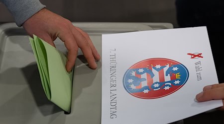 Die Wahlzettel sind fast einen halben Meter lang. (Archivbild) / Foto: Robert Michael/dpa-Zentralbild/dpa