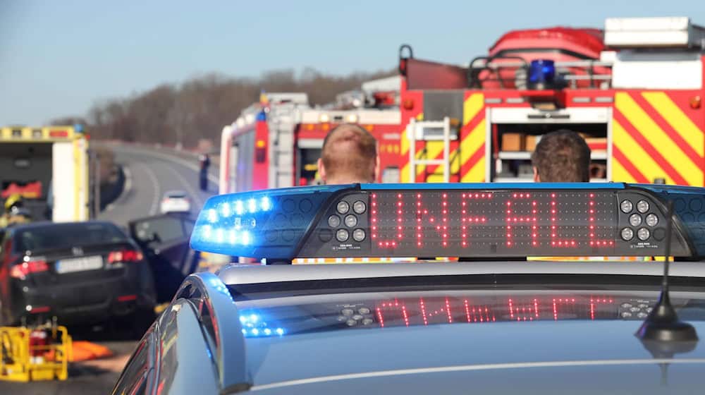 Mehr als 100 Rettungskräfte und Feuerwehrleute 2023 Opfer von Straftaten (Archivbild) / Foto: Bodo Schackow/dpa-Zentralbild/dpa