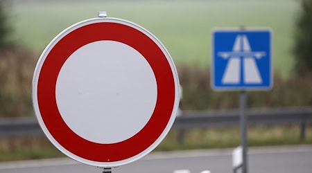 Wegen Reinigungsarbeiten: Die A71 Richtung Suhl ist voll gesperrt. (Symbolbild) / Foto: Bernd Wüstneck/dpa-Zentralbild/dpa