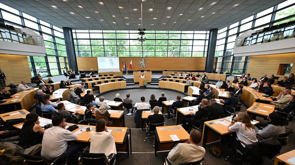 Thüringens Schülerinnen und Schüler können am Tag der Landtagswahl bei der Juniorwahl ihre Stimme abgeben. (Symbolbild) / Foto: Martin Schutt/dpa