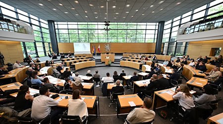 Thüringens Schülerinnen und Schüler können am Tag der Landtagswahl bei der Juniorwahl ihre Stimme abgeben. (Symbolbild) / Foto: Martin Schutt/dpa