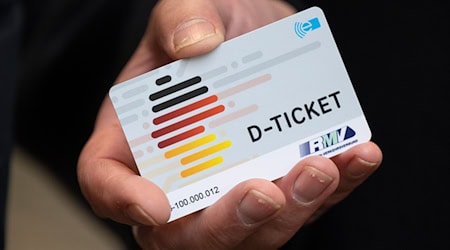 2025 wird das Deutschlandticket wohl nicht mehr nur 49 Euro kosten. (Archivbild) / Foto: Boris Roessler/dpa