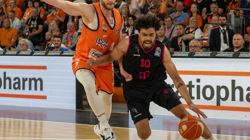 Robin Christen (l) wechselt in die 2. Basketball-Bundesliga. / Foto: Stefan Puchner/dpa