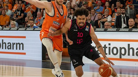 Robin Christen (l) wechselt in die 2. Basketball-Bundesliga. / Foto: Stefan Puchner/dpa