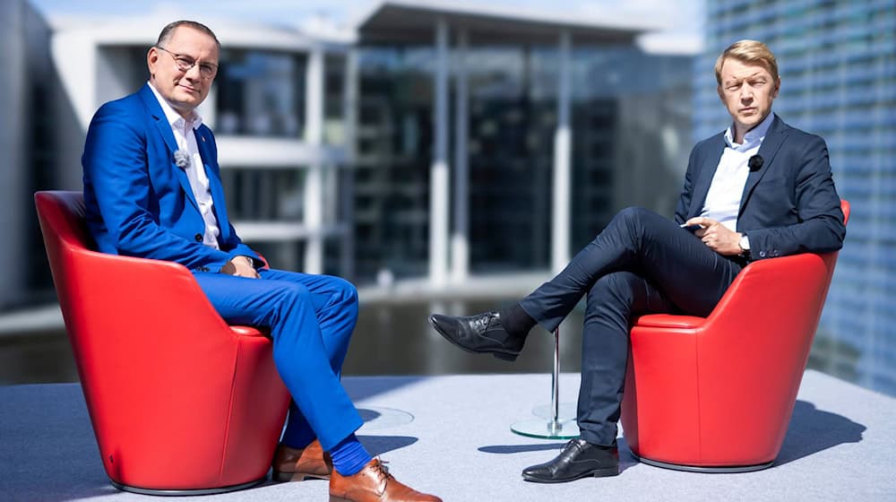 AfD-Chef Tino Chrupalla kündigt im ARD-Sommerinterview eine restriktive Asylpolitik bei Machtübernahme in Thüringen oder Sachsen an. / Foto: Carsten Koall/dpa