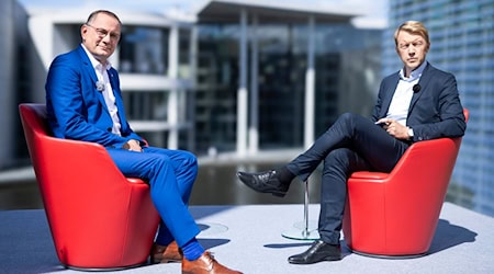 AfD-Chef Tino Chrupalla kündigt im ARD-Sommerinterview eine restriktive Asylpolitik bei Machtübernahme in Thüringen oder Sachsen an. / Foto: Carsten Koall/dpa