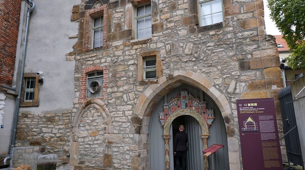 Der Welterbestatus unter anderem für die alte Synagoge macht Erfurt für Touristen interessanter. (Archivfoto) / Foto: Jens Kalaene/dpa