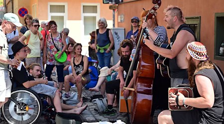 Dauerkarten sind für das Rudolstadt Festival schon weg, aber Tageskarten für die Straßenmusik in der Innenstadt sind noch zu haben. (Archivbild) / Foto: Martin Schutt/dpa