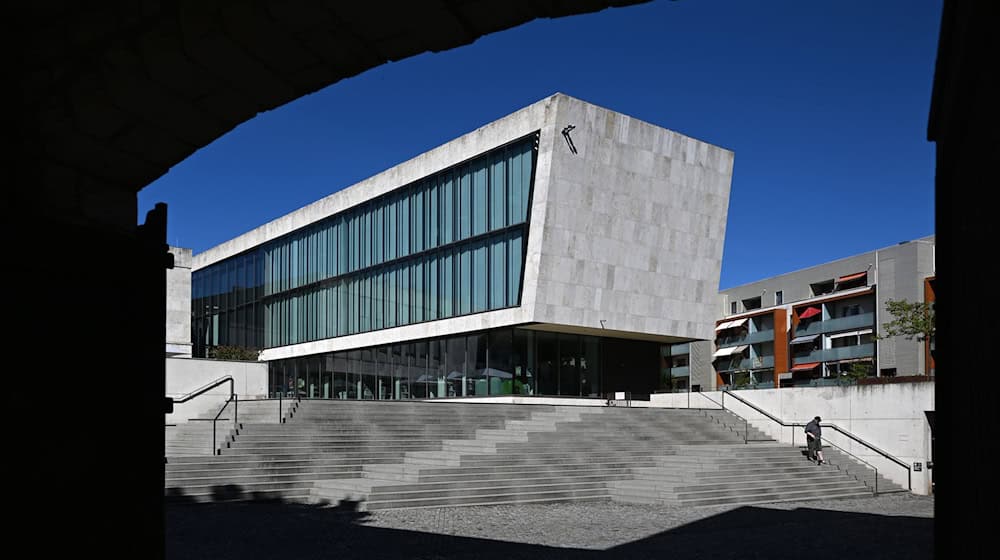 Die nach dem Schriftsteller Rudolf Hagelstange (1912-1984) benannte Stadtbibliothek in Nordhausen erhält den mit 20.000 Euro dotierten nationalen Bibliothekspreis «Bibliothek des Jahres 2024». (Archivfoto) / Foto: Martin Schutt/dpa