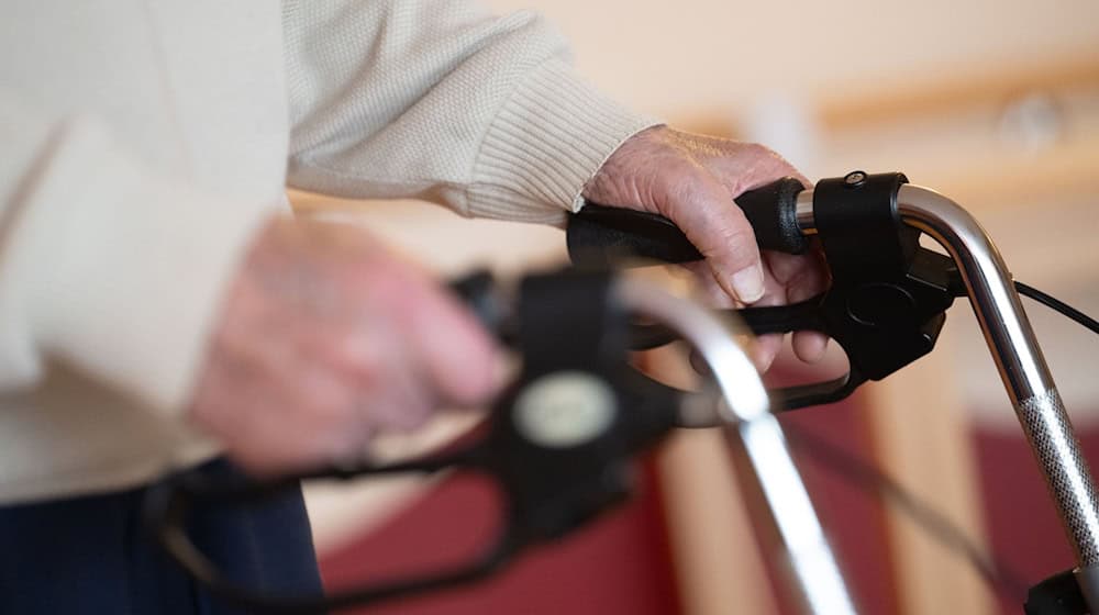 Pflegebedürftige werden in Thüringen meist zu Hause von Angehörigen betreut. (Symbolfoto) / Foto: Marijan Murat/dpa