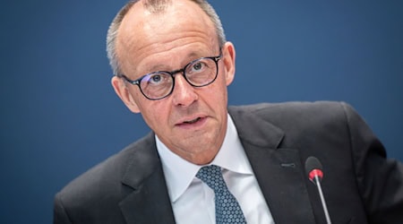 Friedrich Merz, Bundevorsitzender der CDU, kommt zum Wahlkampfautakt an der Grenze zwischen Sachsen und Thüringen (Archivbild) / Foto: Michael Kappeler/dpa