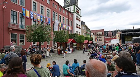 Fester Bestandteil des Rudolstadt-Festivals sidn die vielen Straßenmusiker in der Innenstadt. / Foto: Martin Schutt/dpa