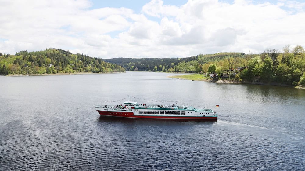 Der Schaden am Fahrgastschiff MS Gera soll nun von Technikern begutachtet werden. (Archivbild) / Foto: Bodo Schackow/dpa-Zentralbild/dpa