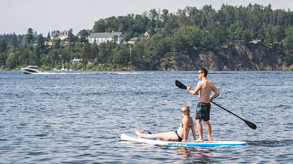 Das Sommerwetter lädt zum Wassersport auf dem Bleilochstausee ein.  / Foto: David Breidert/dpa