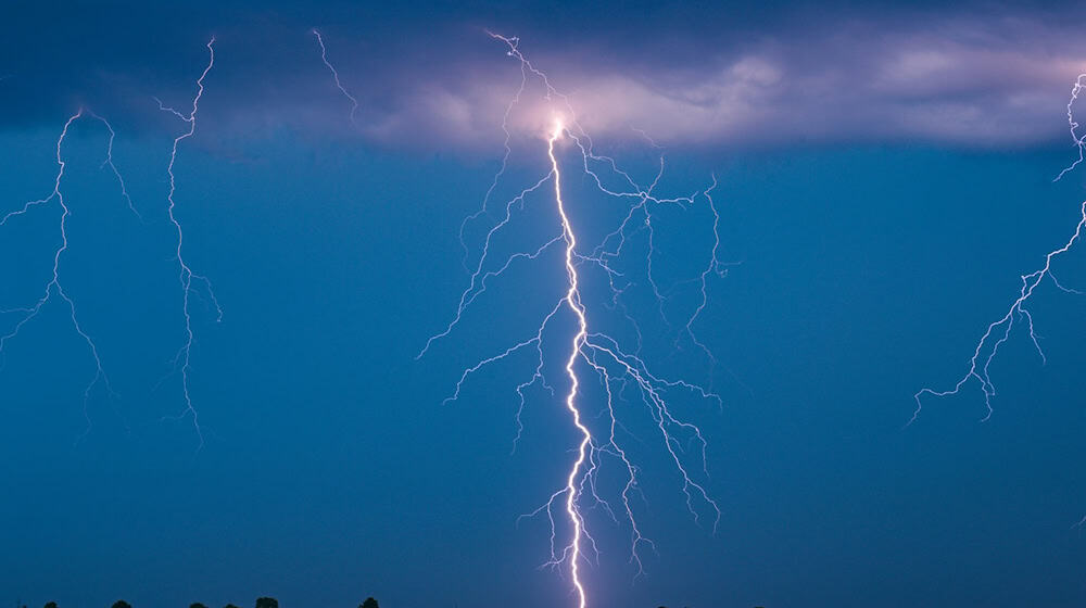 (Symbolbild) - Der Deutsche Wetterdienst (DWD) erwartet in den nächsten Tagen in Thüringen Unwetter mit Schauern und Gewittern. / Foto: Patrick Pleul/dpa