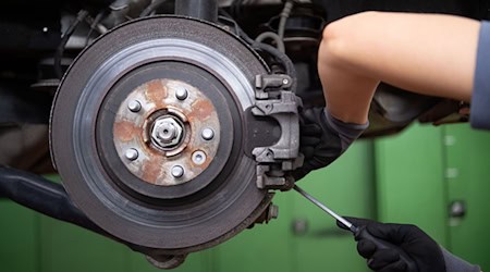 Die meisten Gewerbeanmeldungen gab es bei Autohändlern und Kfz-Werkstätten. (Symbolbild) / Foto: Marijan Murat/dpa