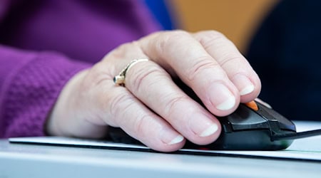 Zehntausende ältere Menschen im Freistaat waren noch nie im Internet.  / Foto: Franziska Gabbert/dpa-tmn/dpa