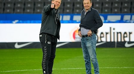 Trainer Christian Titz (l.) und Sportdirektor Otmar Schork haben einen neuen Stürmer zum 1. FC Magdeburg geholt. / Foto: Soeren Stache/dpa