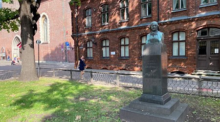 Das Denkmal für Johann Gottfried Herder (1744-1803) steht auf dem Herderplatz neben dem Rigaer Dom. Mit einem öffentlichen Gedenken hat Riga den 280. Geburtstag des deutschen Philosophen, Schriftstellers und Theologen gefeiert. / Foto: Alexander Welscher/dpa