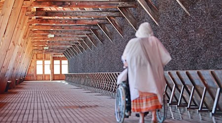 Sole gegen Lungenerkrankungen: Bad Salzungen mit seinem Gradierwerk gehört zu den Thüringer Heilbädern, die ambulante Kuren anbieten. (Archivbild) / Foto: Matthias Bein/dpa