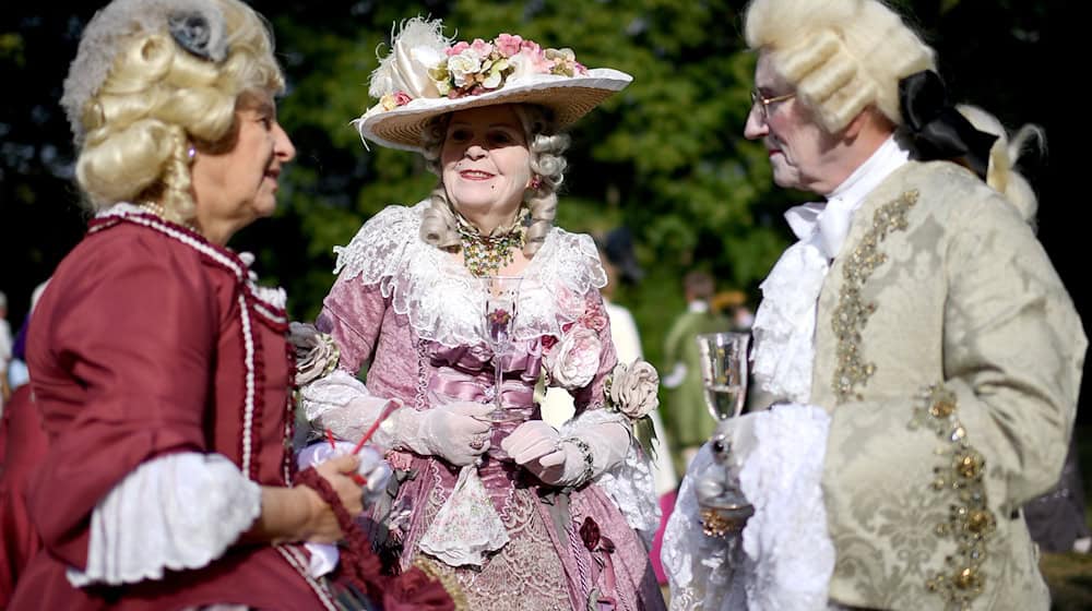 Für das Barockfest werfen sich Besucher in Schale. (Archivbild) / Foto: Britta Pedersen/dpa-Zentralbild/dpa