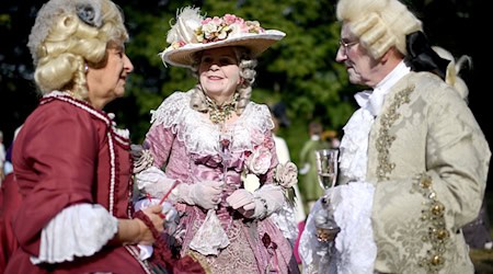 Für das Barockfest werfen sich Besucher in Schale. (Archivbild) / Foto: Britta Pedersen/dpa-Zentralbild/dpa