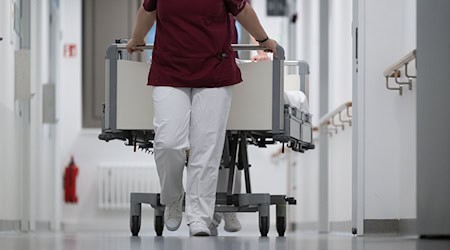 Überall einsetzbar: In der Pflegeausbildung gibt es keine strengen Grenzen zwischen Alten- und Krankenpflege mehr. (Symbolfoto) / Foto: Marijan Murat/dpa