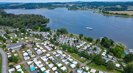 Vor 60 Jahren ist die Talsperre Pöhl in Betrieb gegangen, von Anfang an haben hier Menschen Erholung gesucht. / Foto: Hendrik Schmidt/dpa